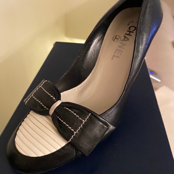 CHANEL BLACK AND WHITE TUXEDO PUMP WITH BOW.  SIZE 37 - Picture 1 of 5